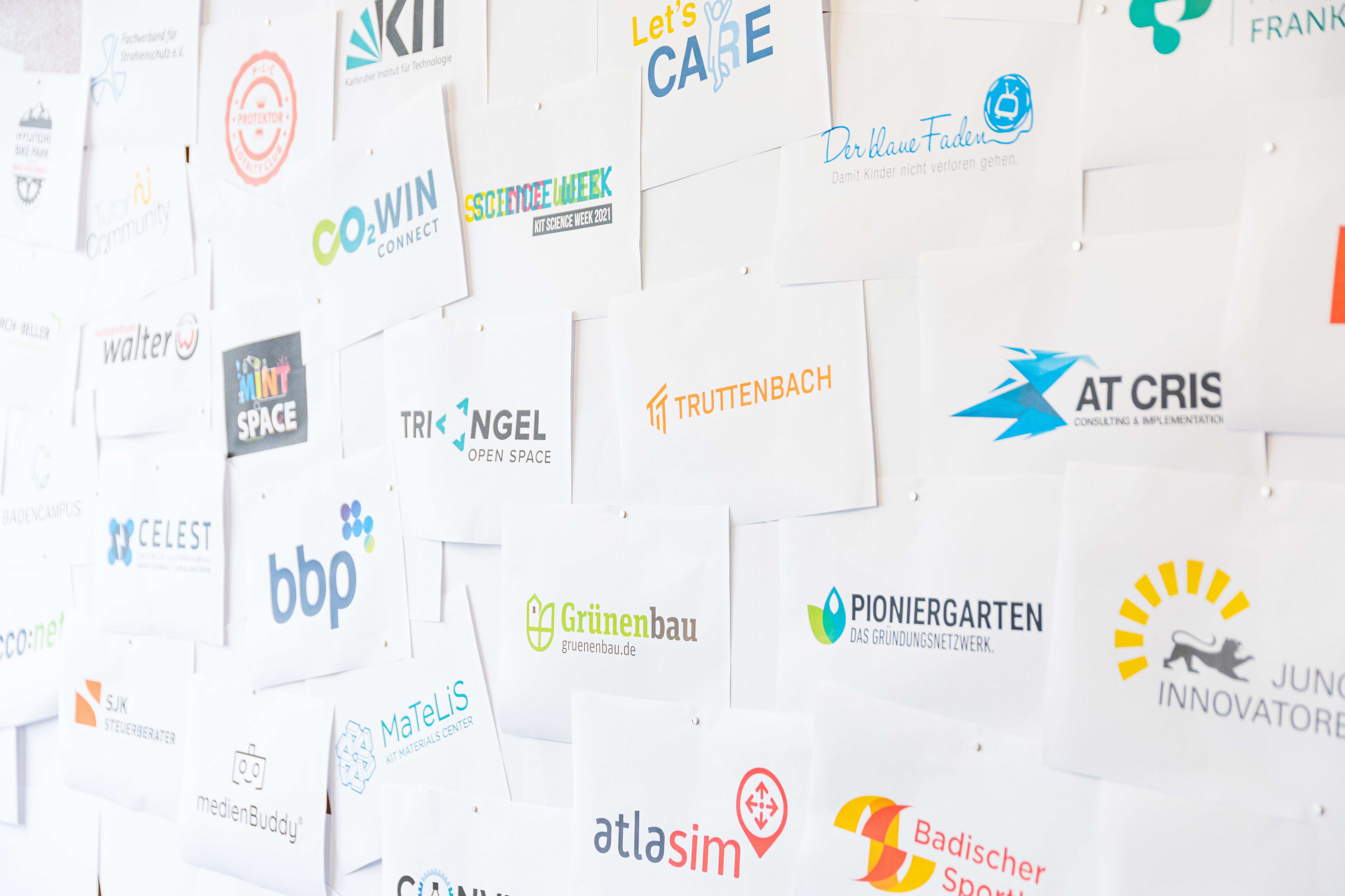 Können die auch Logos? Na Logo! Eine Wand, die mit zahlreichen Logos geschmückt ist, die die Vielfalt und Einzigartigkeit der Marken repräsentiert.